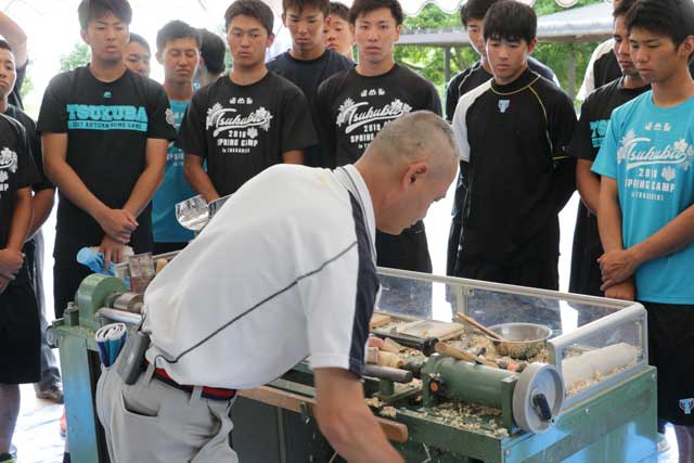 バット製作に見入る筑波大の選手