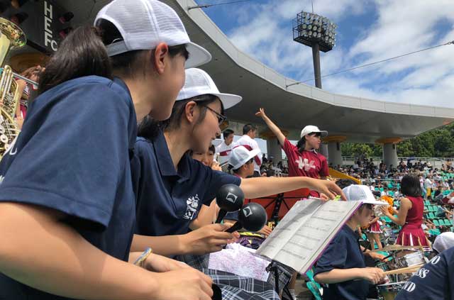 三条高校吹奏楽団が大学の応援団に参加