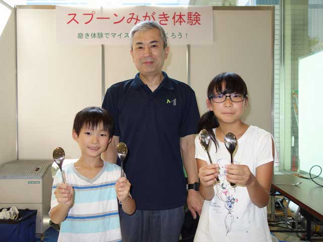 スプーンみがきを体験して講師の高橋さんと