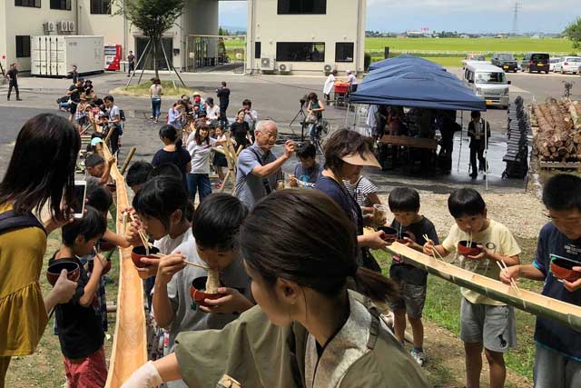 長さ24mのレーン2本を使って流しそうめん