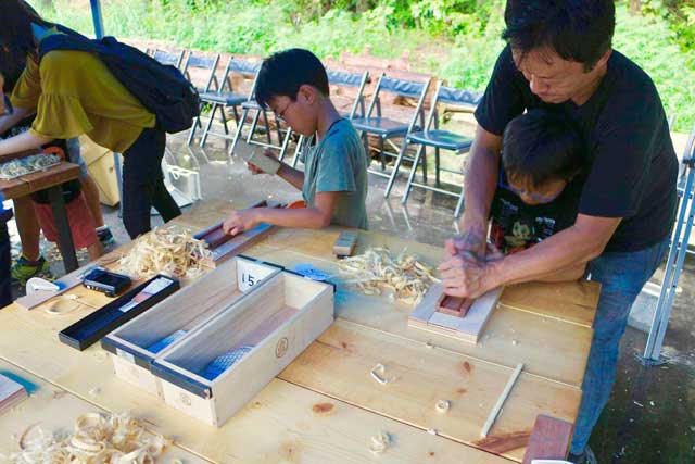 竹箸作りは福田社長も手とり足とりの指導