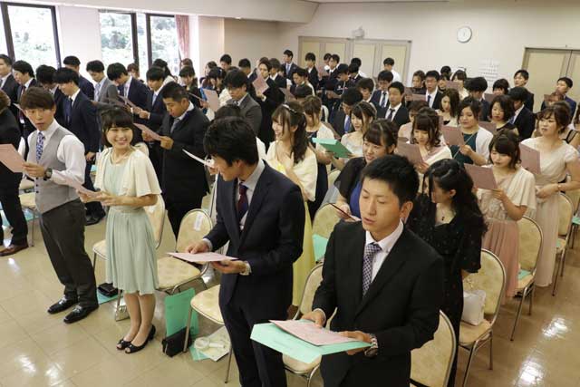 弥彦小学校の校歌を斉唱