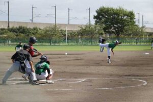 第6回東京ヤクルトスワローズカップ少年野球交流大会で第一試合で燕市と松山市の代表が対戦