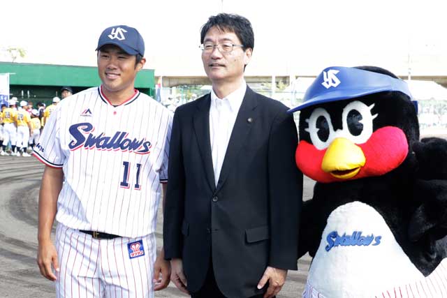 由規投手と鈴木市長とつばみちゃん