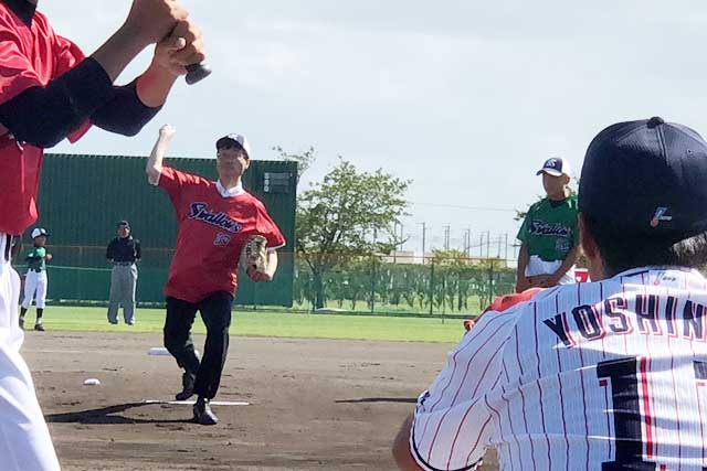 鈴木市長の始球式