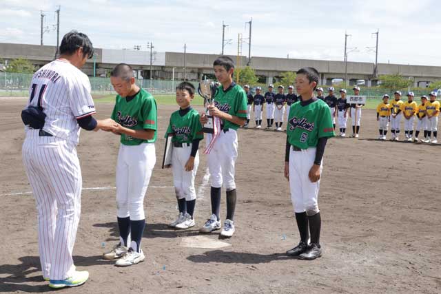 優勝して表彰を受ける松山市代表