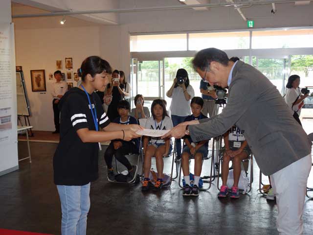 国定市長から参加社代表の石井さんに任命状