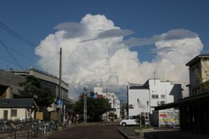 JR北三条駅の向こうの西の空に立ち上がる巨大な入道雲