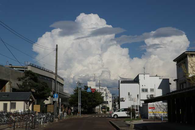 JR北三条駅の向こうの西の空に立ち上がる巨大な入道雲
