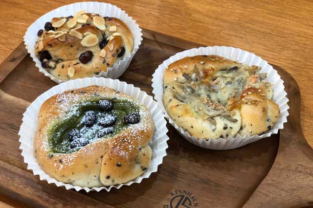 左上から時計回りに「大納言スネーク」、「御坊サラダパン」、「抹茶クリームパン」