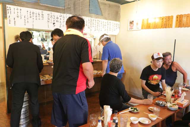 にぎわう酒場カンテツの店内