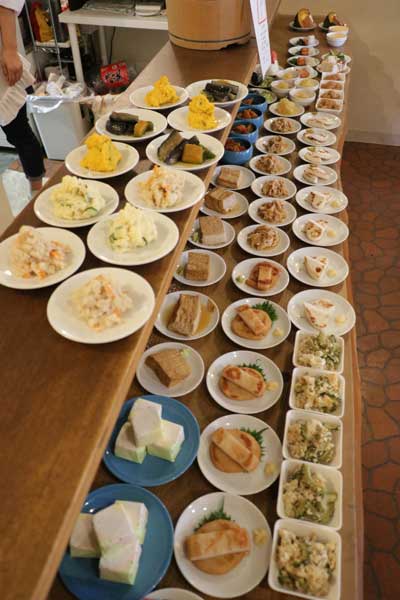 ずらりと並ぶ小皿に盛った料理