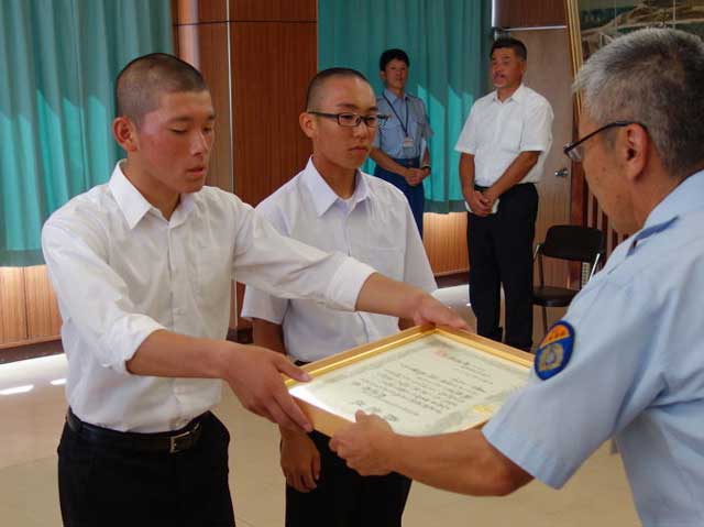 升岡消防長から三条商業高校野球部の宮島主将に感謝状、蒲原選手にスポーツドリンクを手渡した
