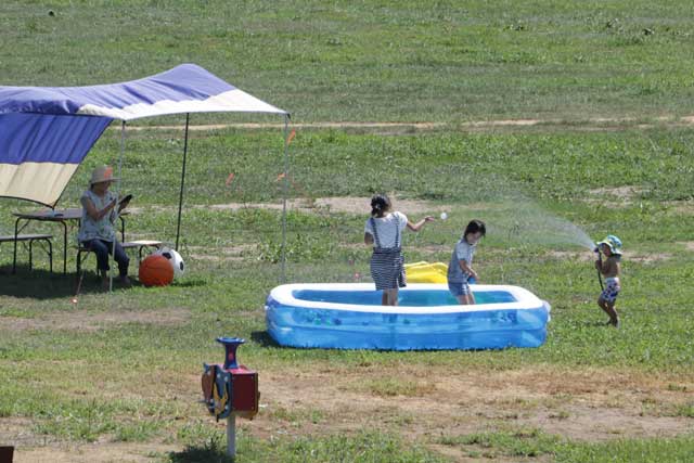 三条防災ステーションで水遊びする子どもたち