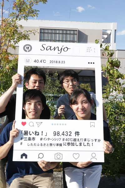 三条市でインターンシップの学生が三条の最高気温40.4度をアピールするインスタパネルを製作
