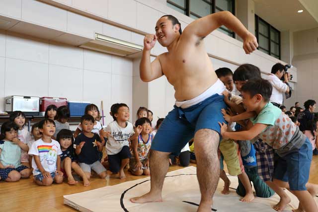 保育園児と交流する保育園児