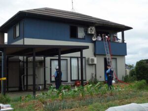 2階部分が燃えた住宅