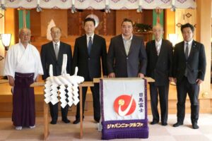 弥彦神社に化粧まわしと横綱の綱を奉納した日馬富士と関係者ら