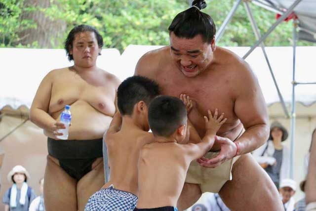 子どもたちにけいこをつける日馬富士