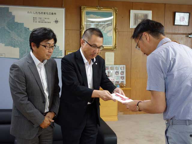 左からユアテック県央営業所の阿部所長、新潟県央電力センターの赤田所長、国定三条市長