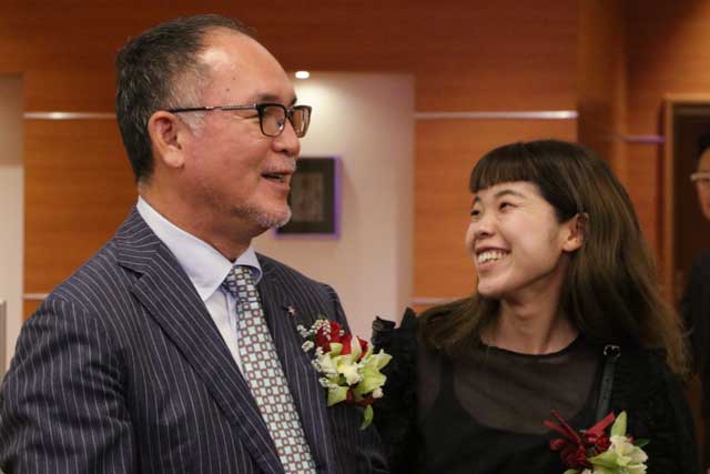 開式前に笑顔の山井社長と長女の山井企画開発本部長