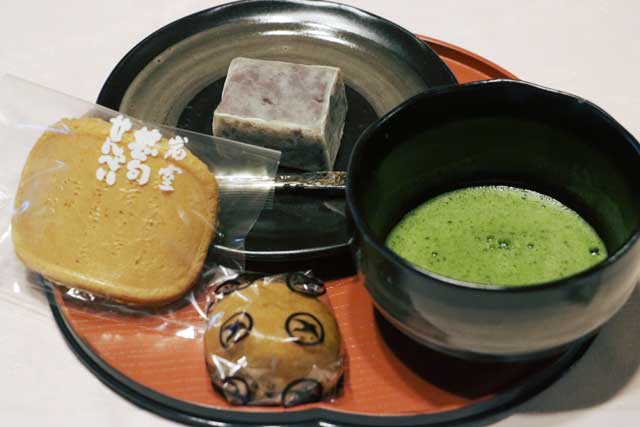 角屋悦堂はバルメニューとして金鍔（きんつば）と抹茶1杯、みやげバルとして岩室せんべいとまんじゅうなどのセット