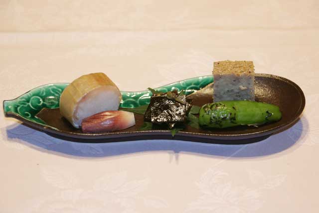 秀石庵は小鯛すし、鳥松風、昆布山椒、みょうが甘酢漬け、ししとう浸しの5品の口取り