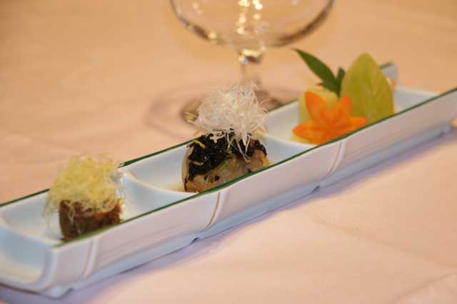 高島屋のバルメニューは「料理長特製の季節の酒菜三点盛り」と飲み物は岩室産こしひかり仕込みのクラフトビール1杯