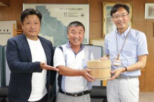 左から酒場カンテツの関本さん、長谷川鮮魚店の長谷川さん、国定市長