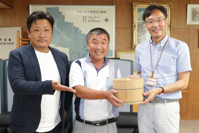 左から酒場カンテツの関本さん、長谷川鮮魚店の長谷川さん、国定市長