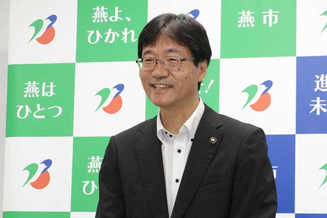 記者会見する鈴木市長