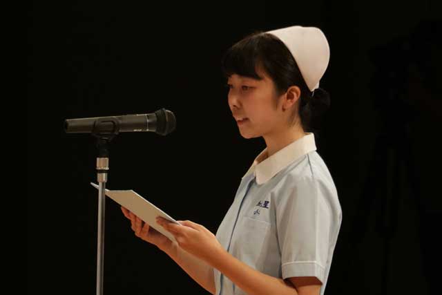 励ましの言葉を送る看護専攻科2年小林さん