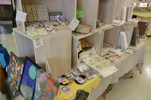 いわむろやではグッズ販売
