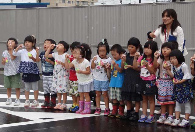 一ノ門わくわく保育園年長児がシャボン玉