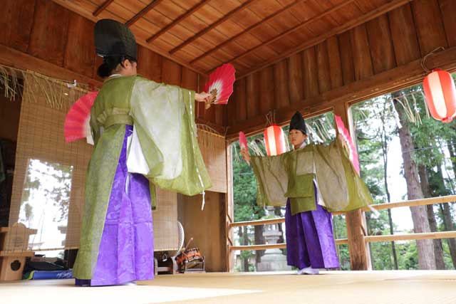 小学校4年生と5年生の女の子による先稚児の舞