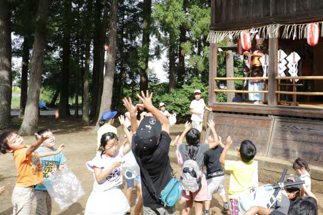 五穀撒の舞で菓子の争奪戦