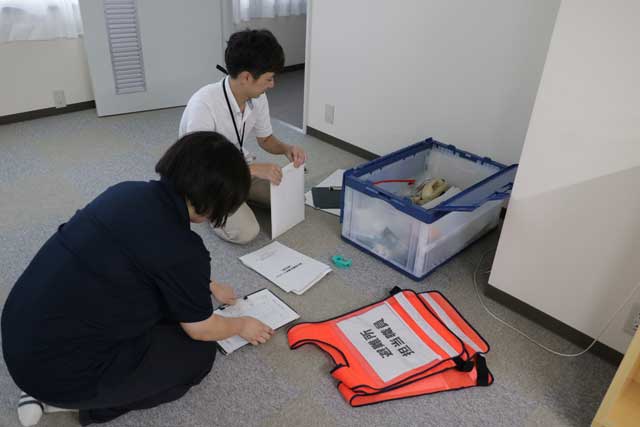 燕庁舎の自主避難所で避難者の受け入れを準備する職員
