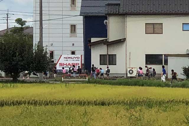 5時間目を終わって集団下校する燕北小児童