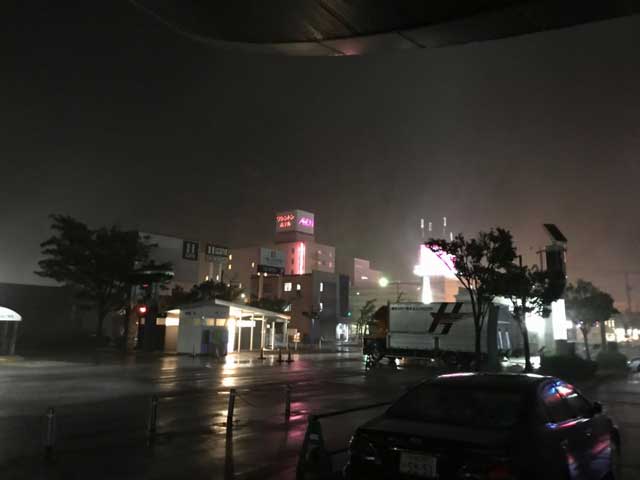 4日夜の燕三条地場産業振興センターの風雨のようす