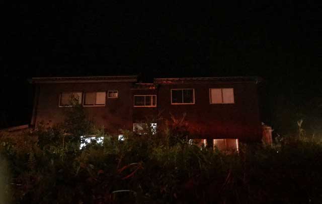この建物の右手にある小屋が燃えた