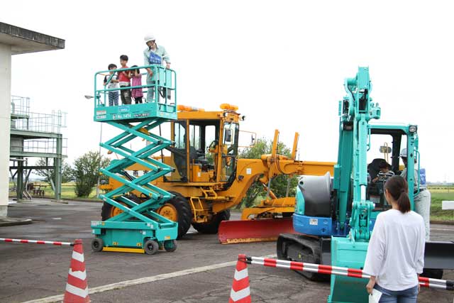 働く車の高所作業車が人気