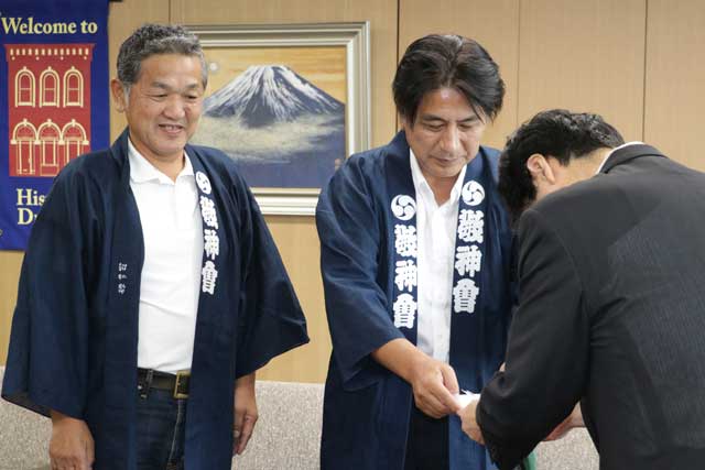 左から敬神會の鈴木顧問、小林会長、鈴木市長
