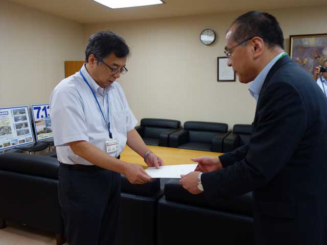 農林課の監物主任(左)に辞令書を手渡す若山副市長