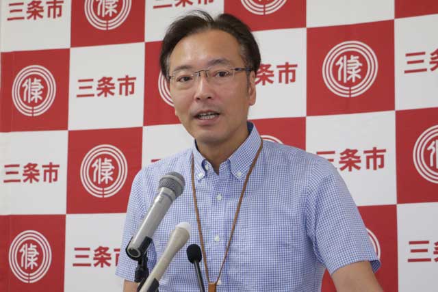 定例記者会見を行う国定三条市長