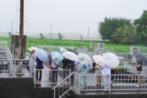 9日の下水道フェアの施設見学のようす
