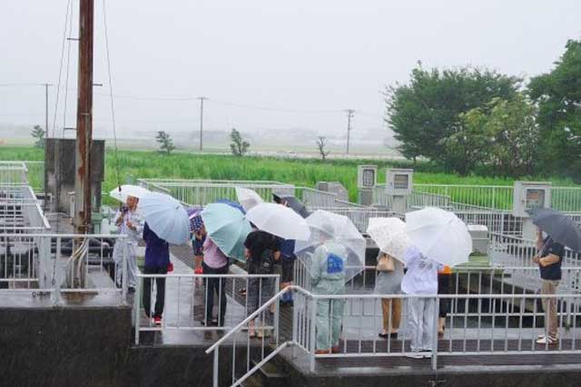 9日の下水道フェアの施設見学のようす