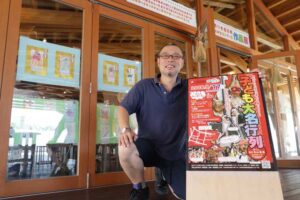 「三条祭り大名行列 絵がはきコンクール」の作品展が開かれている「ステージえんがわ」で実行委員会の相場さんとポスター
