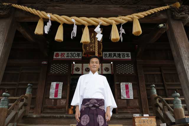 燕戸隠神社拝殿前で星野宮司