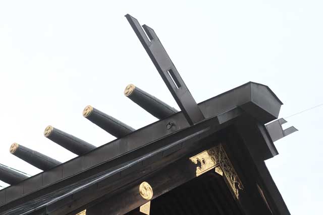 本殿の屋根には伊勢神宮内宮の建築様式と同じ千木と鰹木を施した神明造。この造形は三条市名誉市民の写真家の渡辺義雄氏が撮影した伊勢神宮の写真集でも見ることができる。