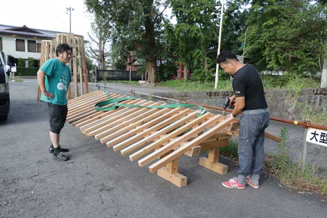 14日夕方から加茂山であかりの設置作業を行う関係者